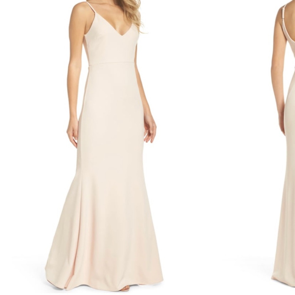 Lulu’s V-Neck Trumpet Gown in Blush